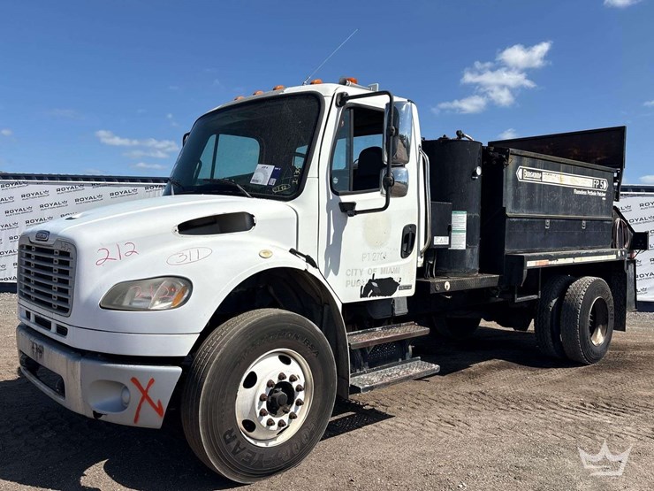 2007-freightliner-m2-106-image-1