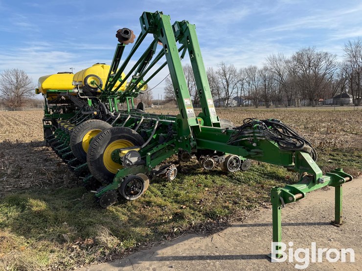 2015-john-deere-1775nt-image-3