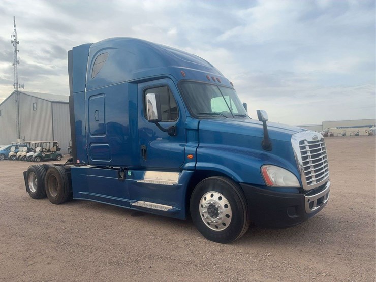 2015-freightliner-cascadia-125-image-2