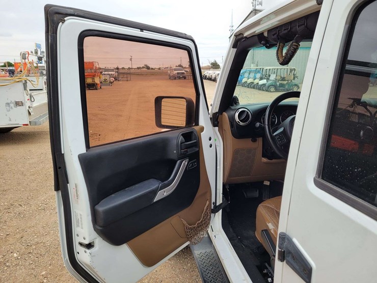 2014-jeep-wrangler-unlimited-sahara-image-13
