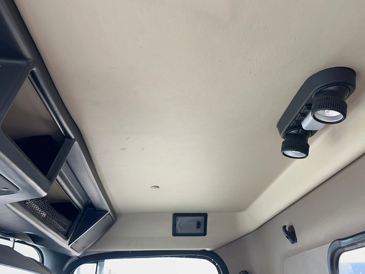 1995-volvo-truck-image-68