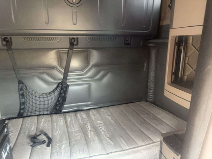 2015-freightliner-cascadia-125-image-35