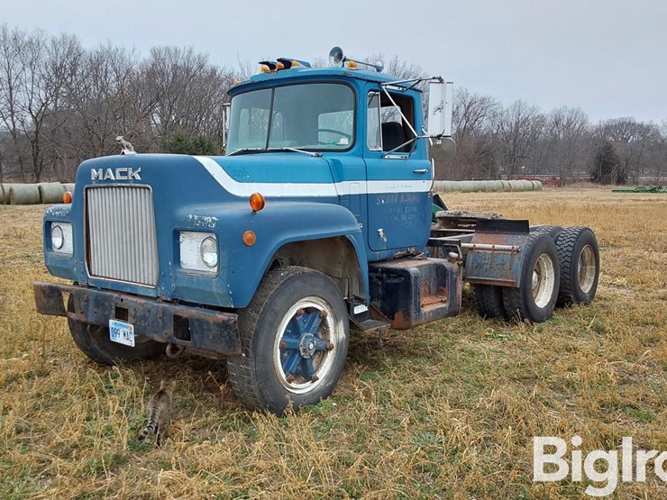 1974-mack-r600-image-1