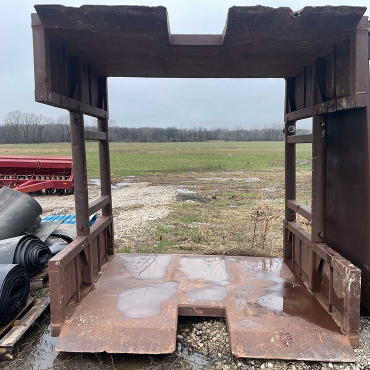 #4068 • Man Hole Trench Box