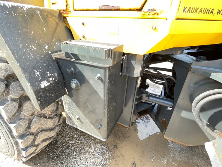 2005-komatsu-wa320-5l-image-27