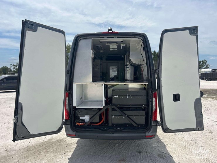 2021-mercedes-benz-sprinter-4500-image-26