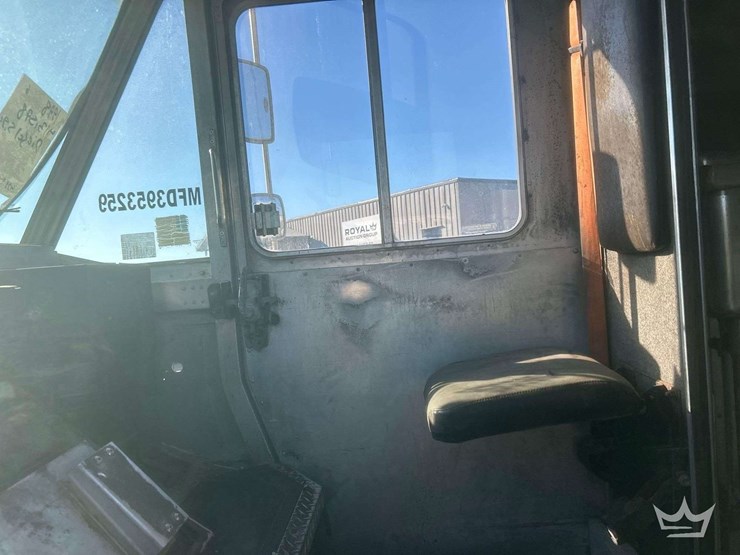 1998-freightliner-mt45-image-14