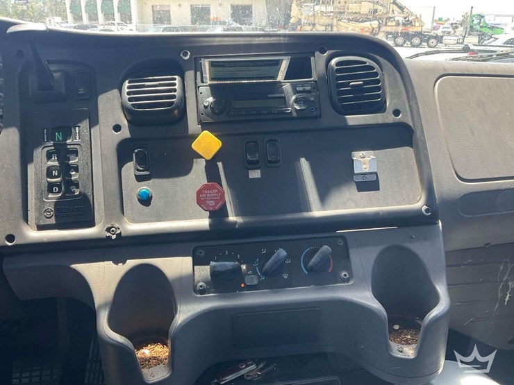2015-freightliner-m2-106-image-48