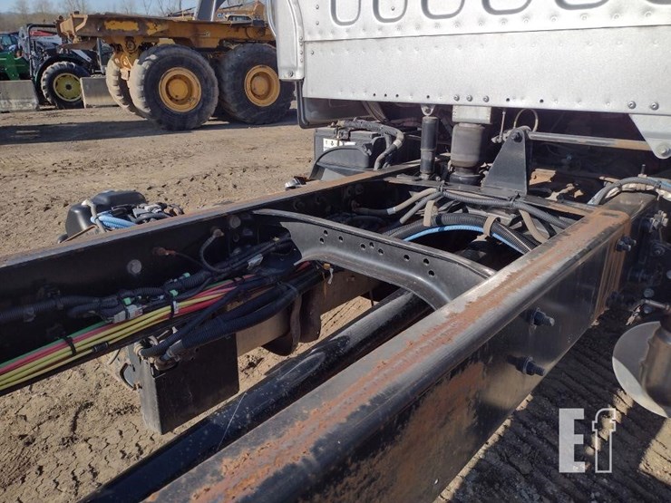 2015-freightliner-business-class-m2-106-image-29