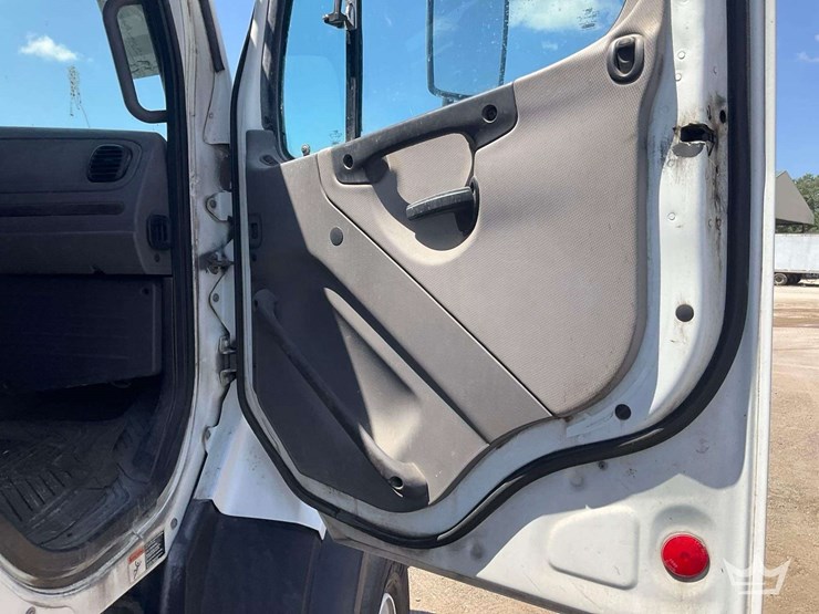 2014-freightliner-114sd-image-25