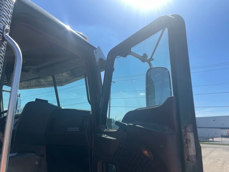 2013-mack-granite-104fr-image-156