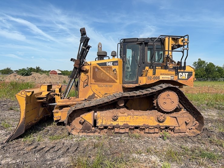 2016-caterpillar-d6t-image-1