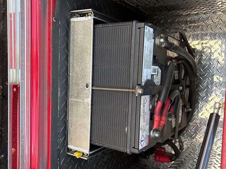 2015-freightliner-m2-106-image-38