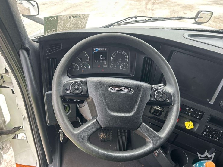 2024-freightliner-cascadia-126-image-11