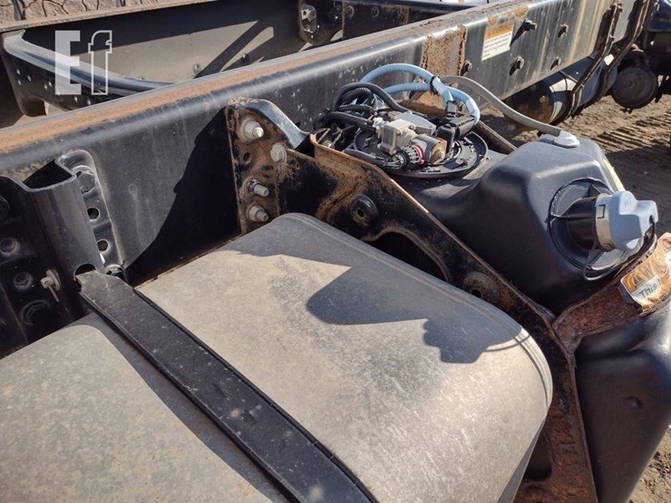 2015-freightliner-business-class-m2-106-image-18