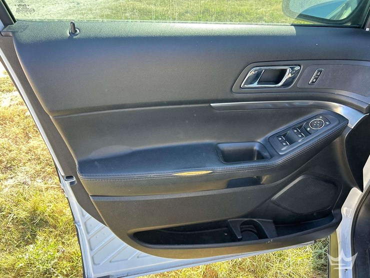 2017-ford-explorer-image-11