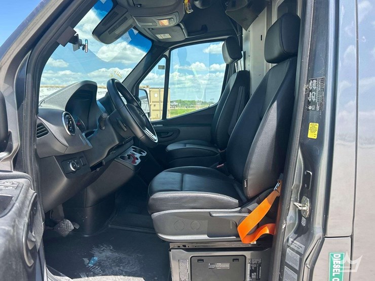 2021-mercedes-benz-sprinter-4500-image-12
