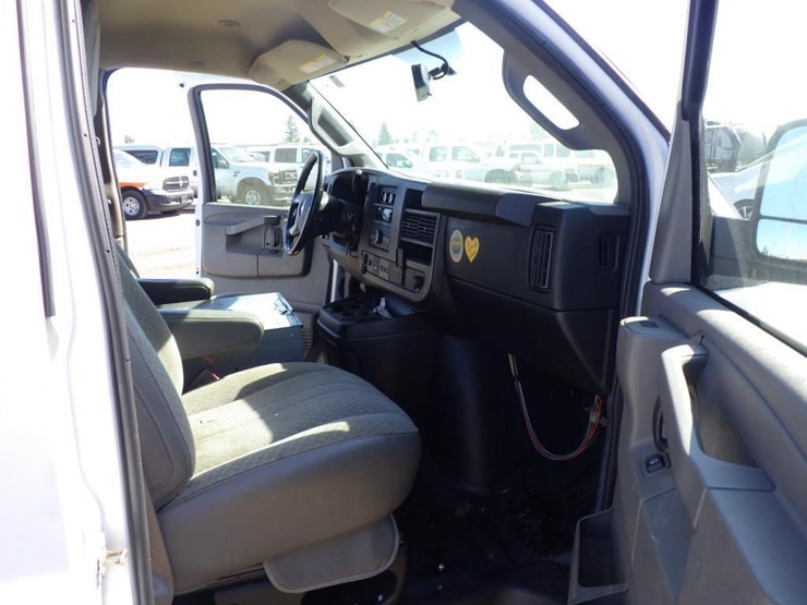 2017-chevrolet-express-2500-image-6