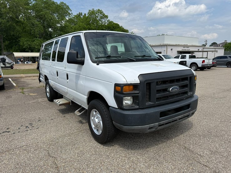 2011-ford-cargo-image-2