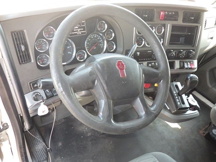 2016-kenworth-t680-image-25
