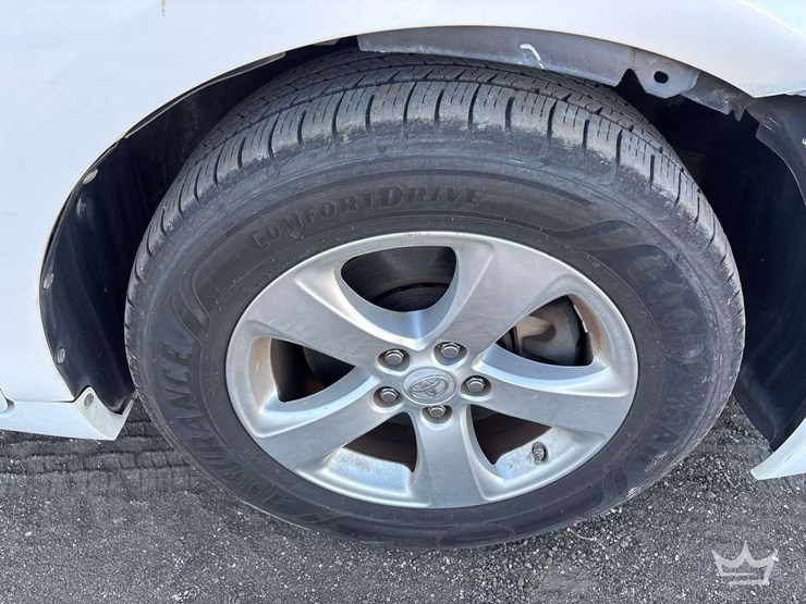 2013-toyota-sienna-image-24