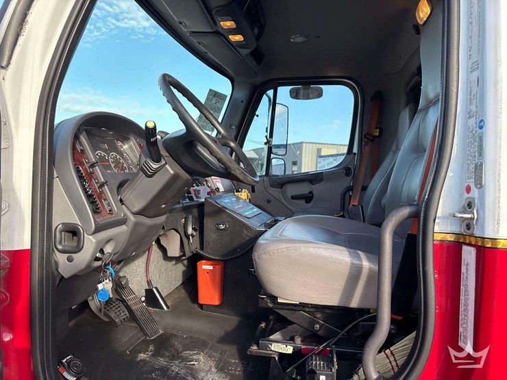 2015-freightliner-m2-106-image-18