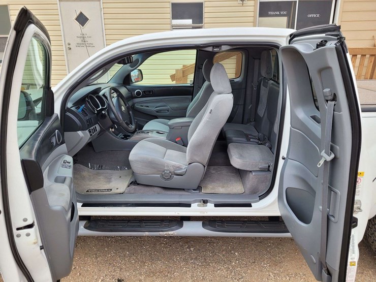 2010-toyota-tacoma-sr5-image-11
