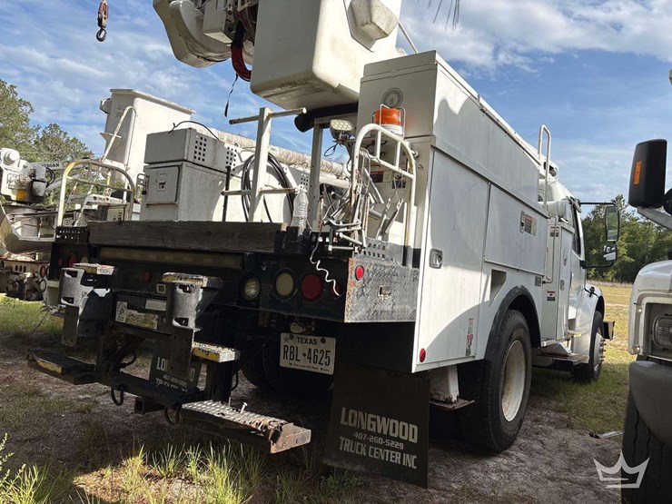 2010-freightliner-m2-106-image-3