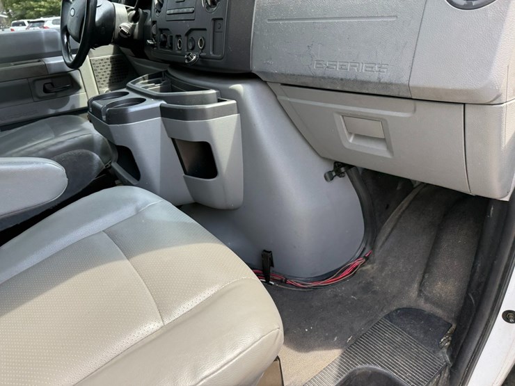 2011-ford-cargo-image-35