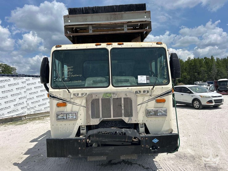 2015-peterbilt-320-image-24