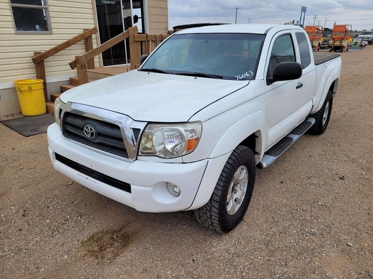 2010-toyota-tacoma-sr5-image-1