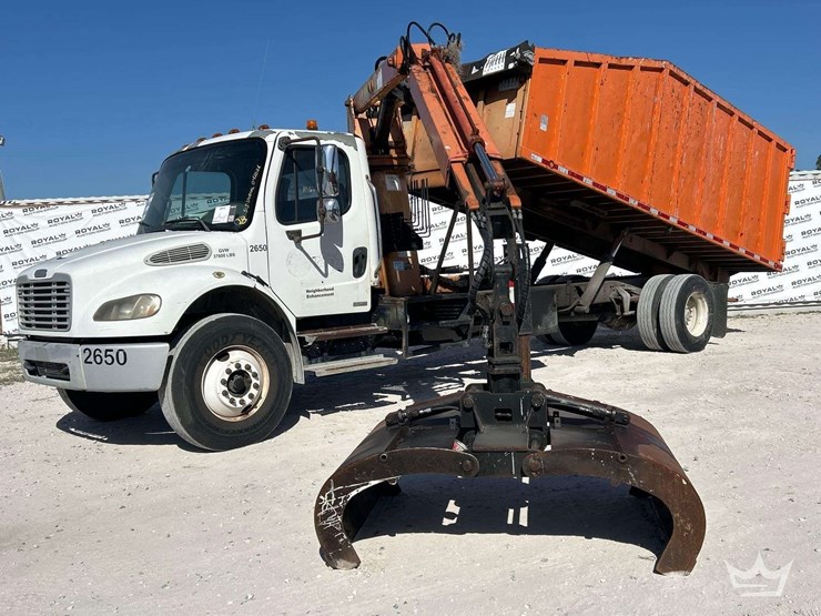 2010-freightliner-m2-106-image-1