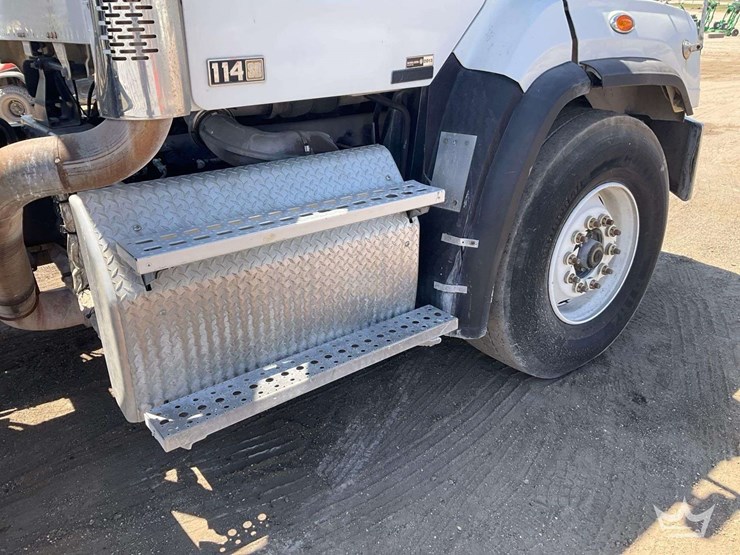 2014-freightliner-114sd-image-24