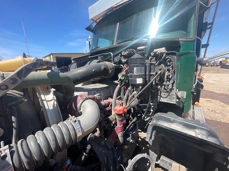 #4014-•-2013-quad-axle-mack-dump-truck-(has-wi-title)-image-61
