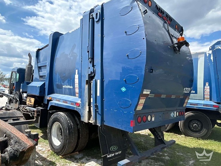 2017-peterbilt-320-image-3