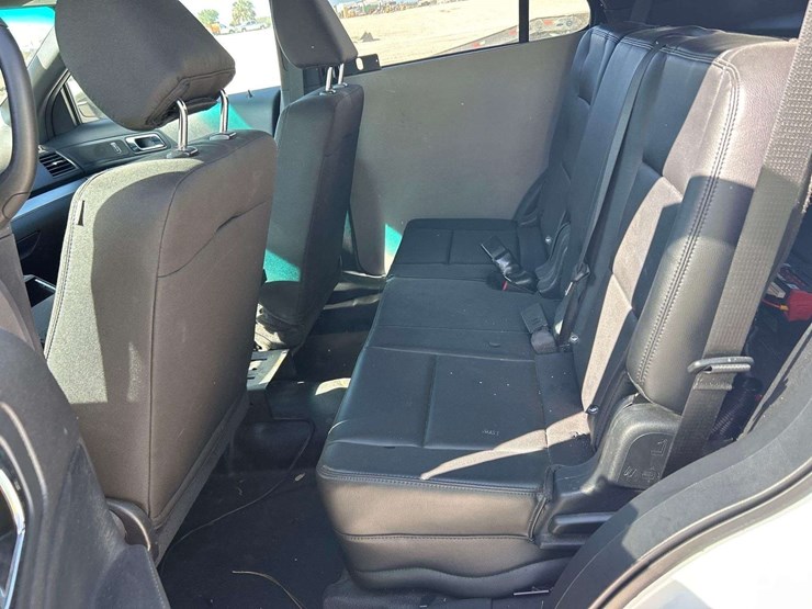 2016-ford-explorer-image-22