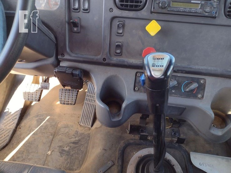 2015-freightliner-business-class-m2-106-image-10