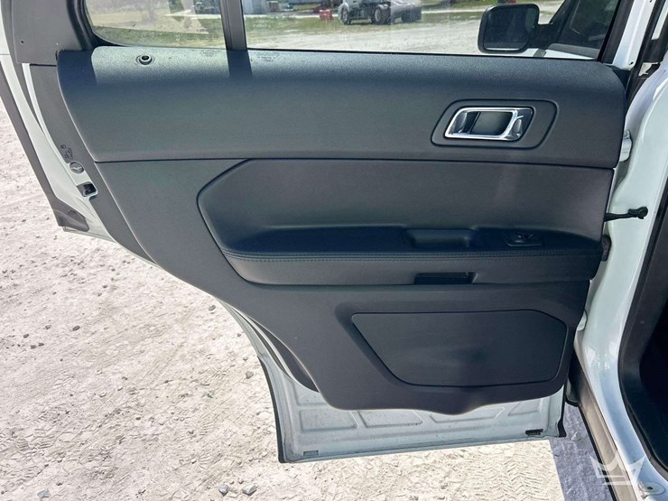 2016-ford-explorer-image-19