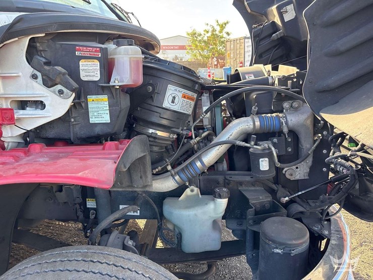 2015-freightliner-m2-106-image-10