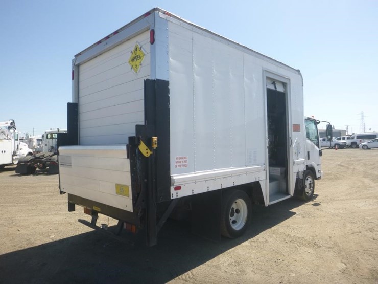 2014-isuzu-nqr-image-3