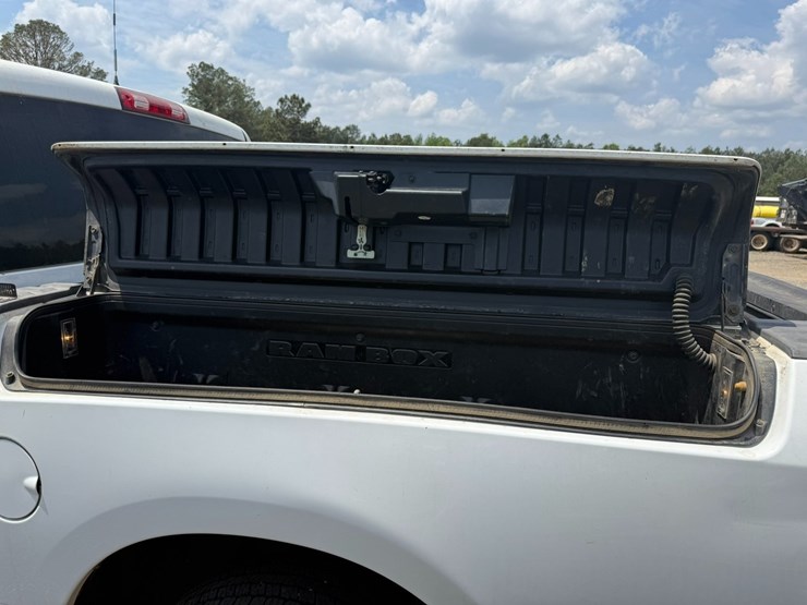 2014-dodge-1500-image-18