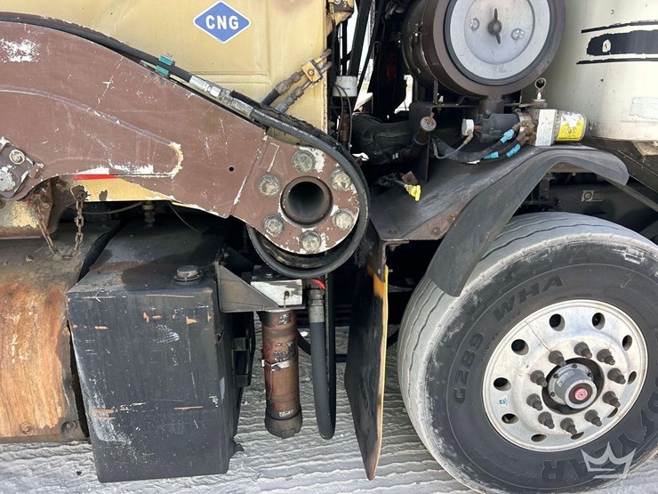 2015-peterbilt-320-image-22