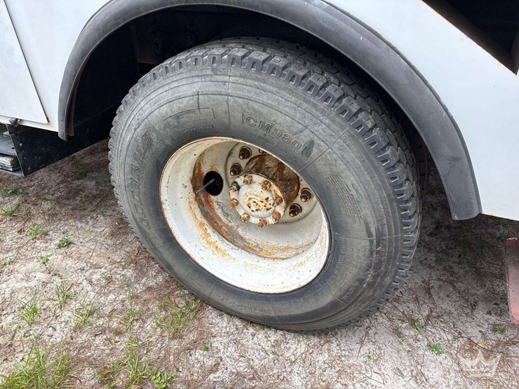 2010-freightliner-m2-106-image-52