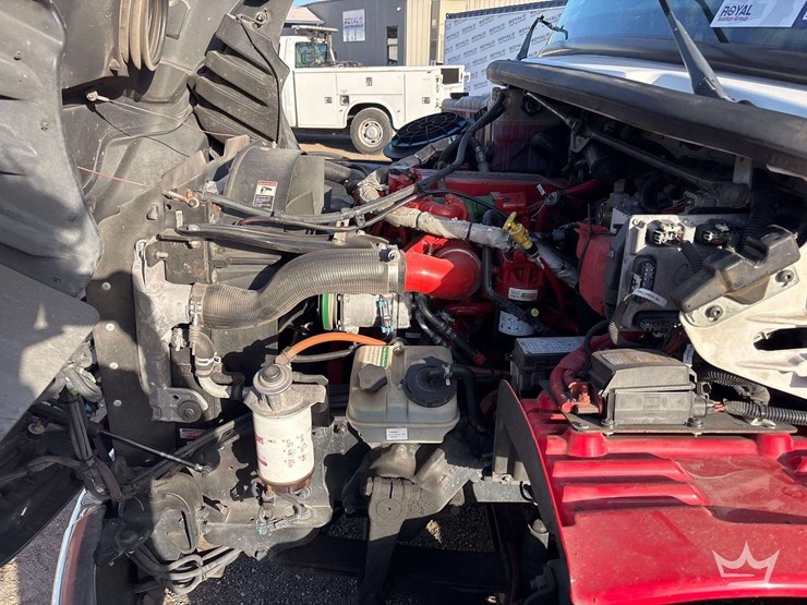 2015-freightliner-m2-106-image-8
