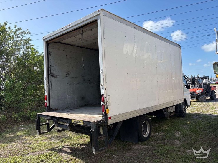 2012-mitsubishi-fuso-fec72s-image-3