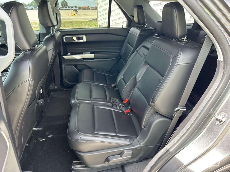 2021-ford-explorer-image-26