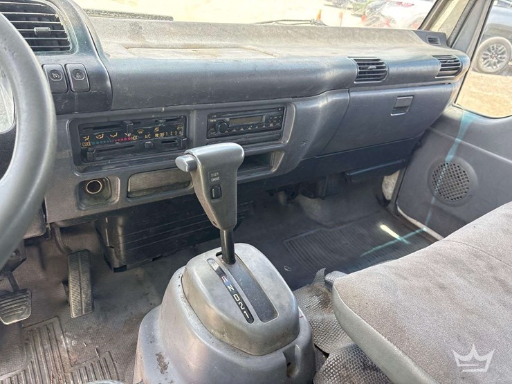 2007-isuzu-npr-image-16