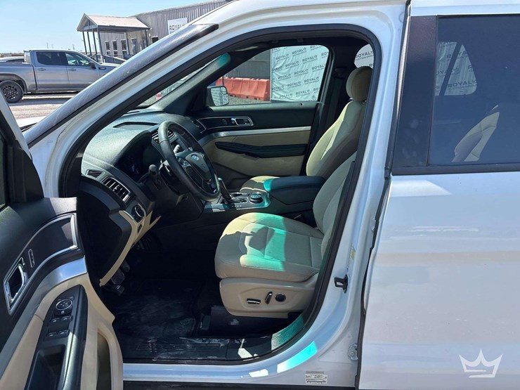 2017-ford-explorer-image-11
