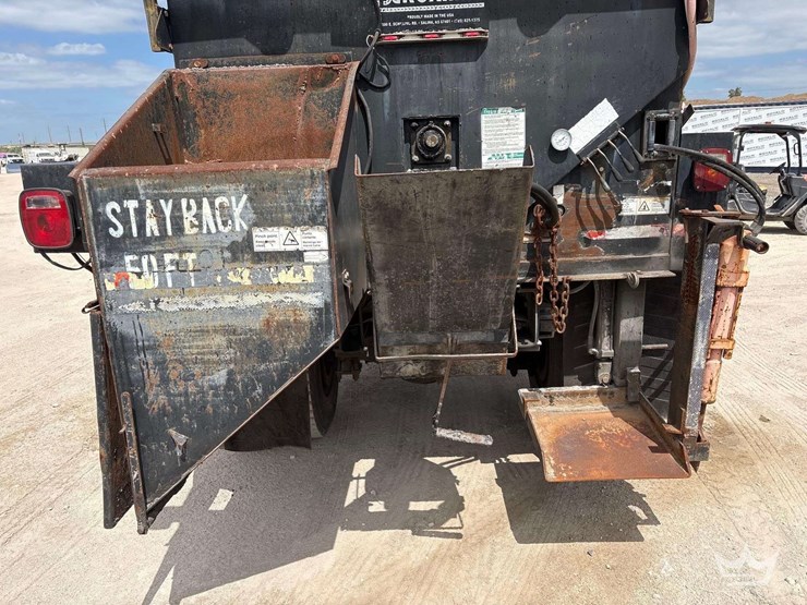 2007-freightliner-m2-106-image-19
