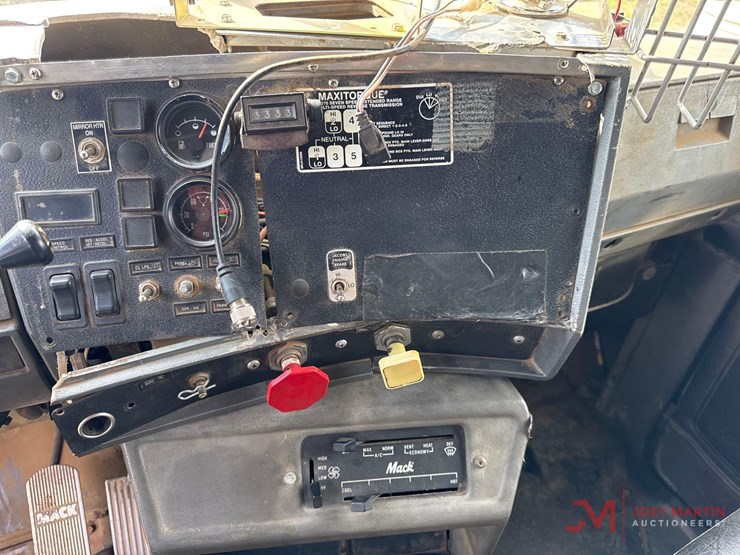 1999-mack-rd690s-image-17